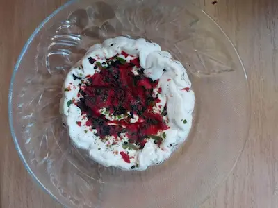 Ser kozi ok. 200 g z suszonym pomidorem, czosnkiem i bazylią